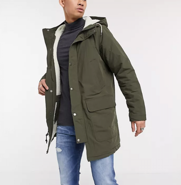 Jaket parka dengan lapisan sherpa di dalam